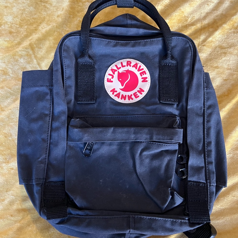 Fjall Raven Kånken Mini Backpack in Black